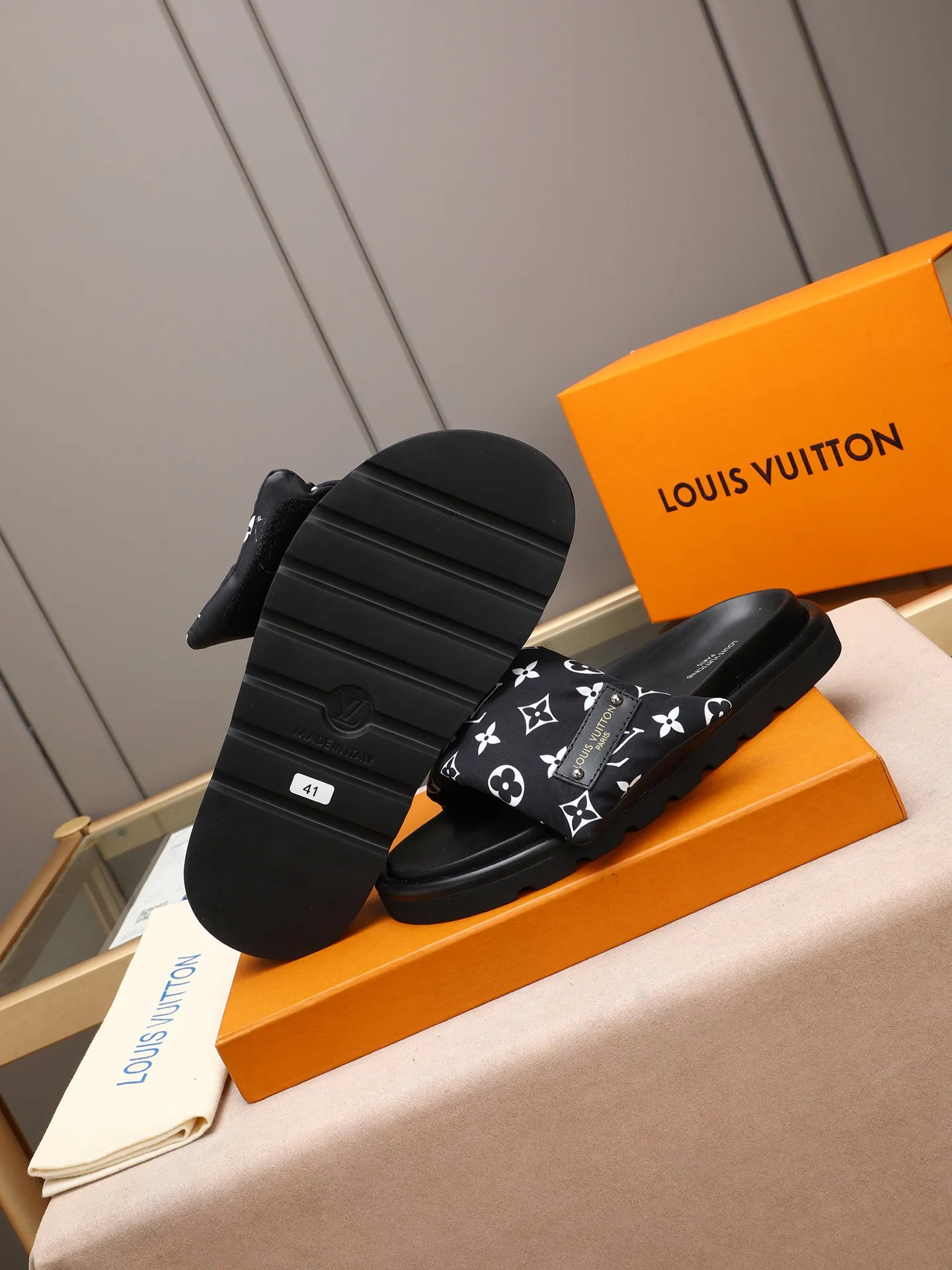 PP360 [LOUIS VUITTON] Louis Vuitton, LV printing, men's and women's slippers are on the market. The drawer box packaging comes with a cloth bag and a card. The upper pattern looks very soft and waxy, and it is a super versatile leg slimming tool. Fabric: imported denim/canvas/old fabric, LV hardware LOGO, official website pattern printing, comfortable to wear, feet: high-elastic PU water table. Sole: foam sole, heel height: about 5cm. Code number: 35-46, 35, 45, 46 are custom-made and non-returnable. Color: multiple colors and styles available.